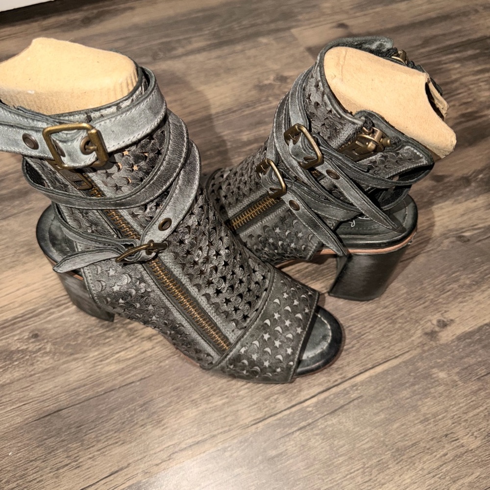 Freebird Teresa - Black Star-Cutout Heeled Sandals - Picture 9 of 13